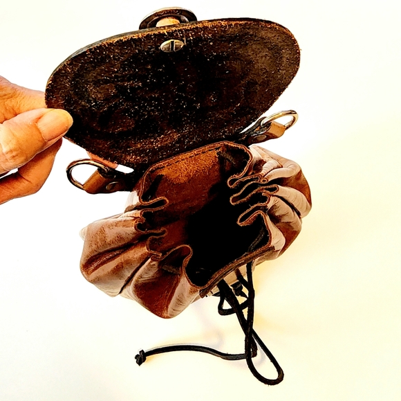 Celtic ring knot leather tooled sporran. - Picture 3 of 3